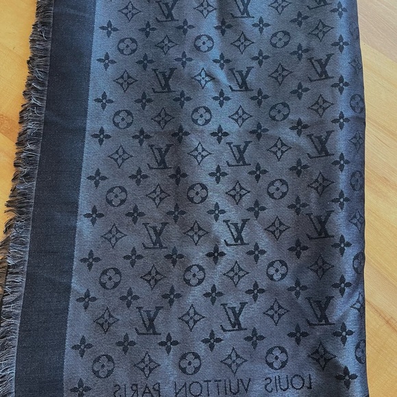 Louis Vuitton Monogram Shine Shawl - Picture 9 of 10